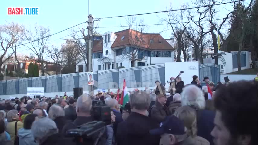  Тысячи венгров вышли на протест к посольству Украины в Будапеште после угроз Зеленского в адрес Орбана