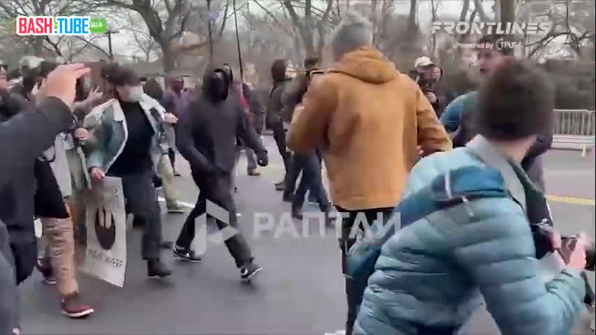  В Нью-Йорке своя война за Иран: антивоенные демонстранты вчера на митинге схлестнулись со сторонниками MAGA и Трампа