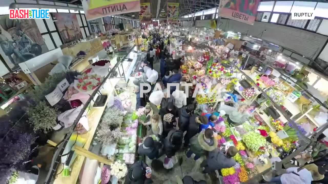  Цветочный ажиотаж в самом разгаре: москвичи штурмуют Рижский рынок в поисках букетов для любимых дам