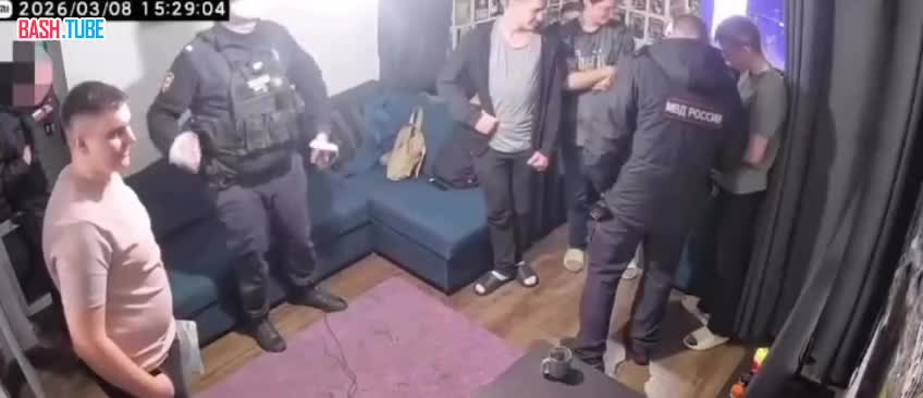  В Питере полицейский зарубился в VR во время задержания уклониста