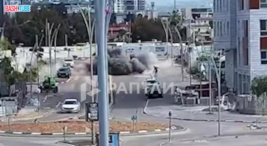  На камеры видеонаблюдения попал момент прилета по Тель-Авиву - прямо посреди проезжей части