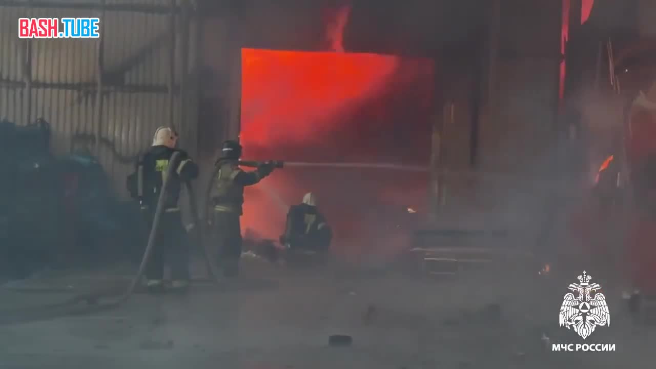  Мощный пожар охватил склад в Краснодаре, сообщили в МЧС