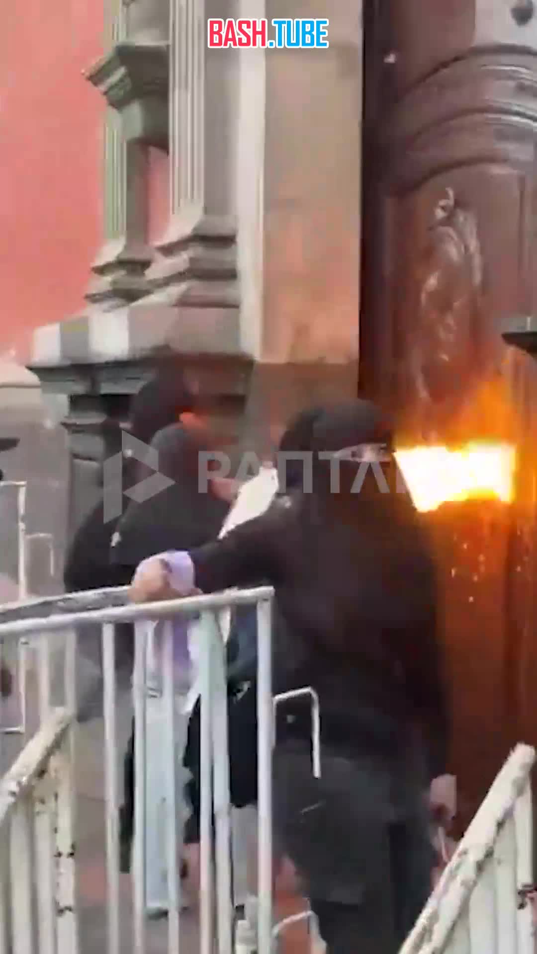  В мексиканском Керетаро радикальные феминистки в хиджабах вышли на марш в честь 8 Марта и попытались сжечь католический храм