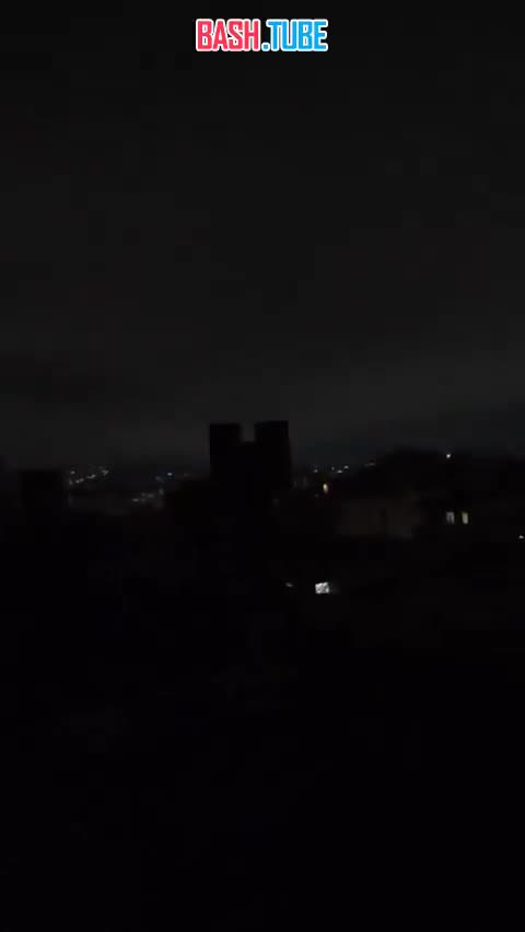  Синие вспышки наблюдались этой ночью в иранских городах Тегеран и Карадж при авиаударах США и Израиля