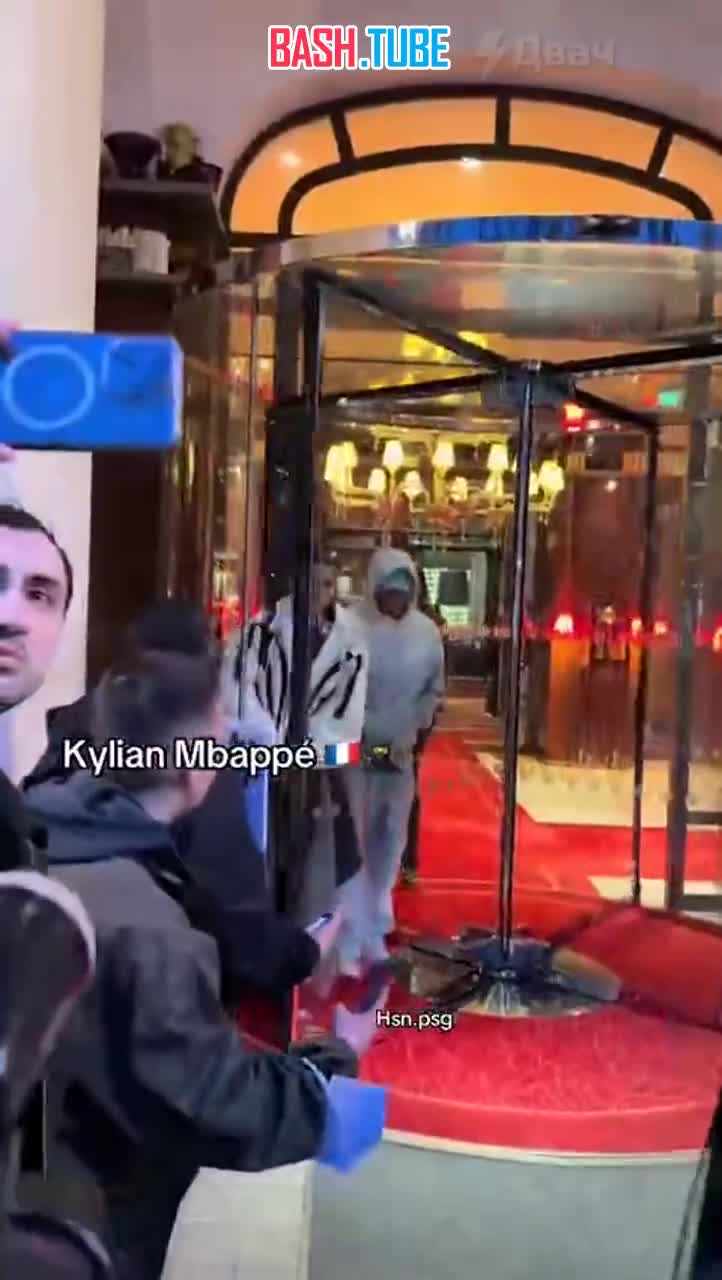  Мбаппе толкнул жену Джигана Оксану Самойлову в Париже и попал в небольшой скандал