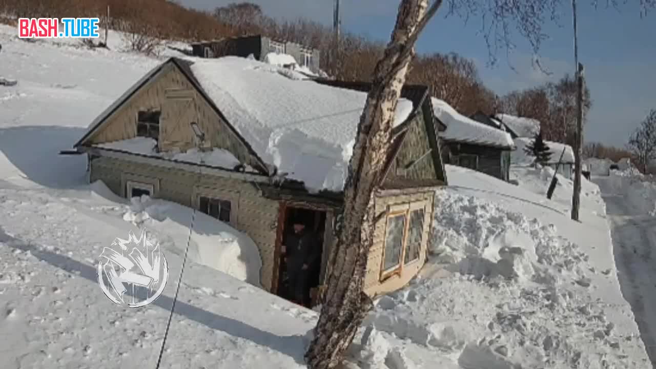  Мужчину чуть не накрыло снежной лавиной с крыши в Петропавловске-Камчатском