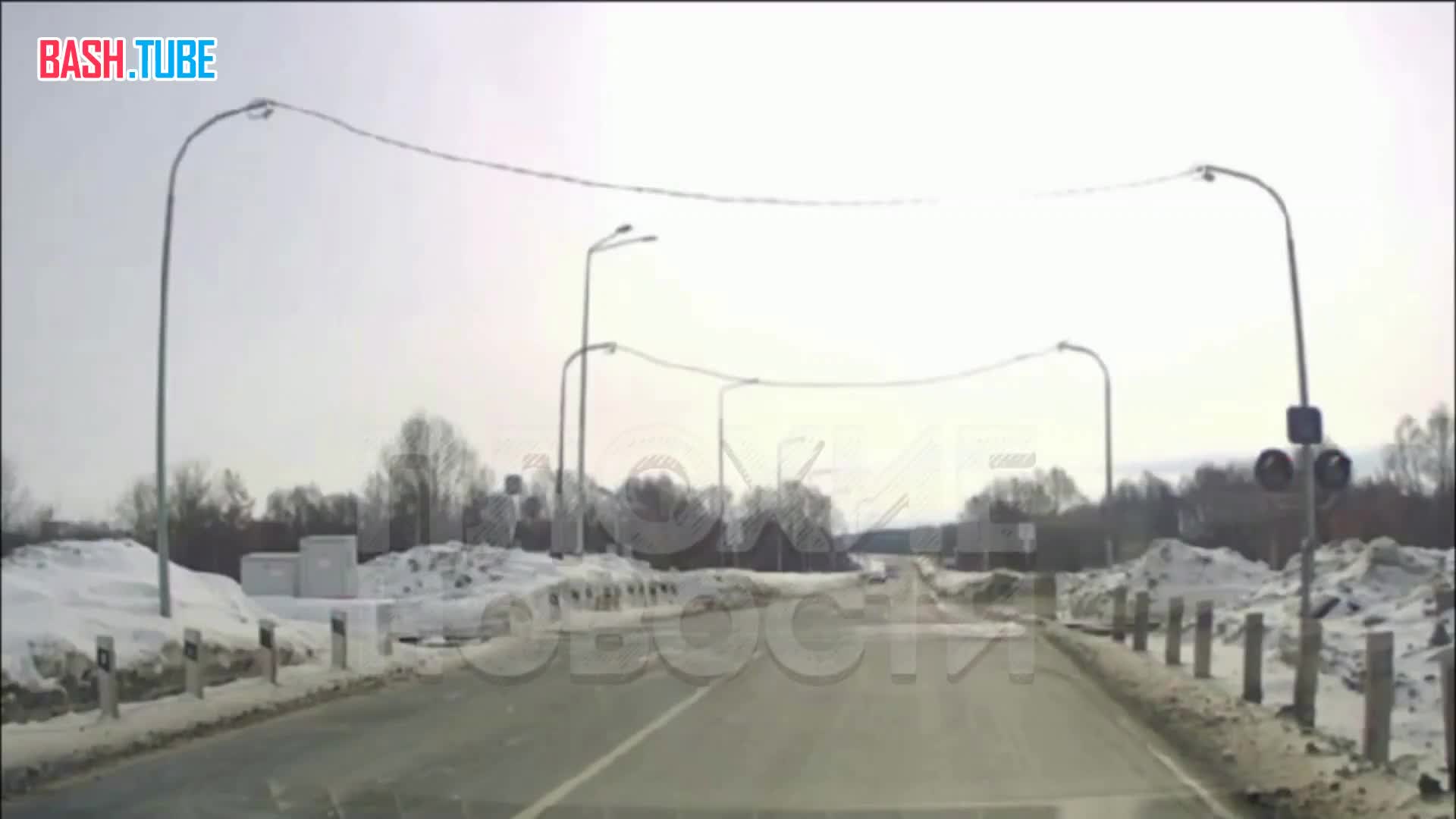  В Чувашии автоледи проигнорировала запрещающий сигнал светофора и вылетела на пути, где в этот момент ехал локомотив
