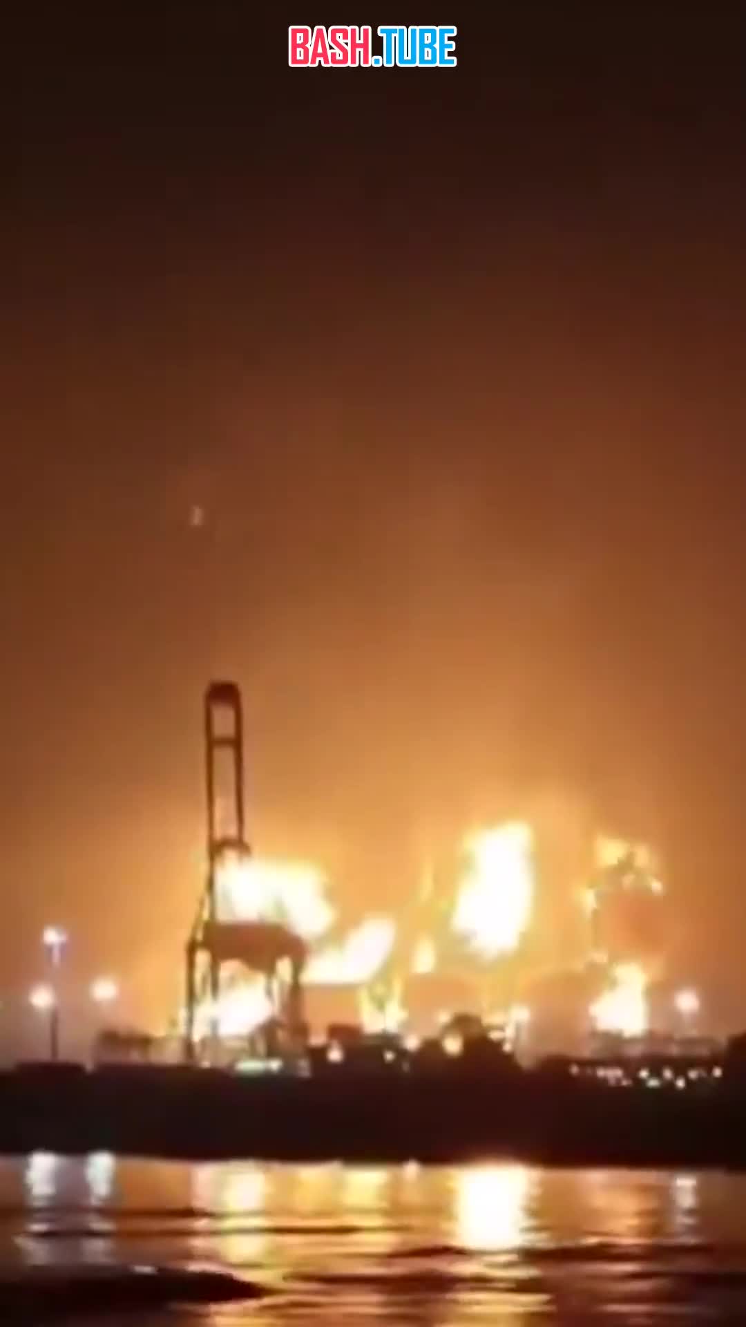  Порт Салала в Омане всё ещё горит спустя несколько часов после иранской атаки