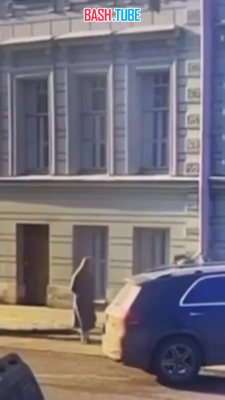  Огромный кусок лепнины рухнул на голову мужчине на Большой Морской улице в Санкт-Петербурге