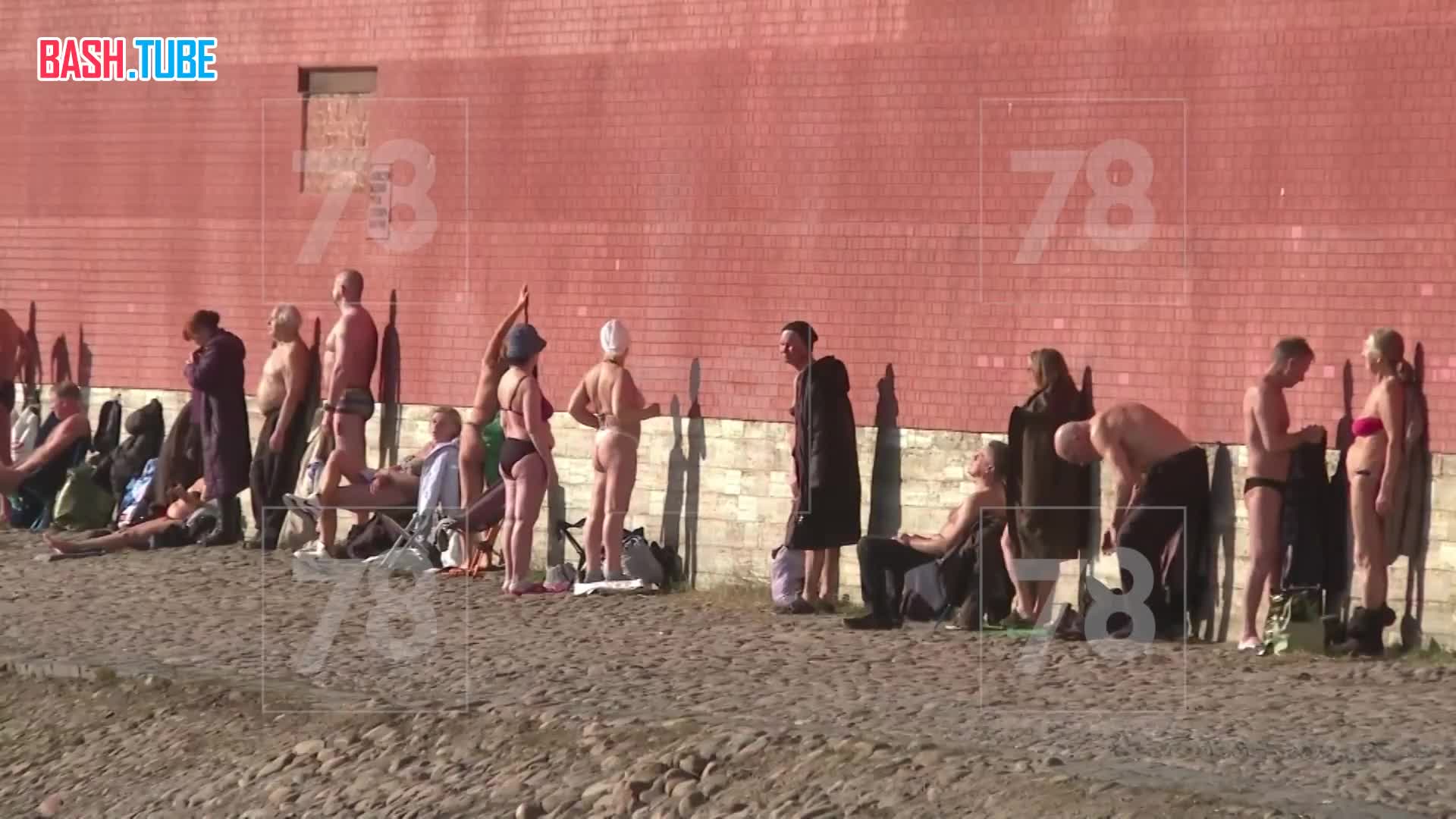  Жители Санкт-Петербурга загорают у Петропавловской крепости, а кто-то даже ныряет в полынью