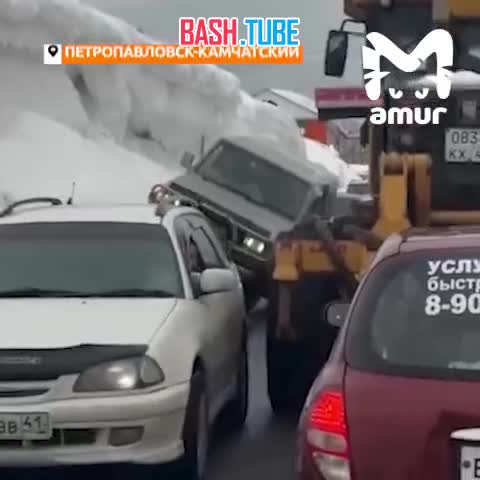  Водители ставят авто на два колеса, чтобы разъехаться на дорогах в Петропавловске-Камчатском