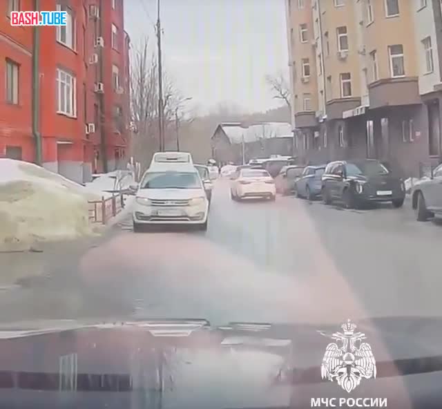  Водителю припаркованной машины удалось спастись при обрушении крыши в Казани
