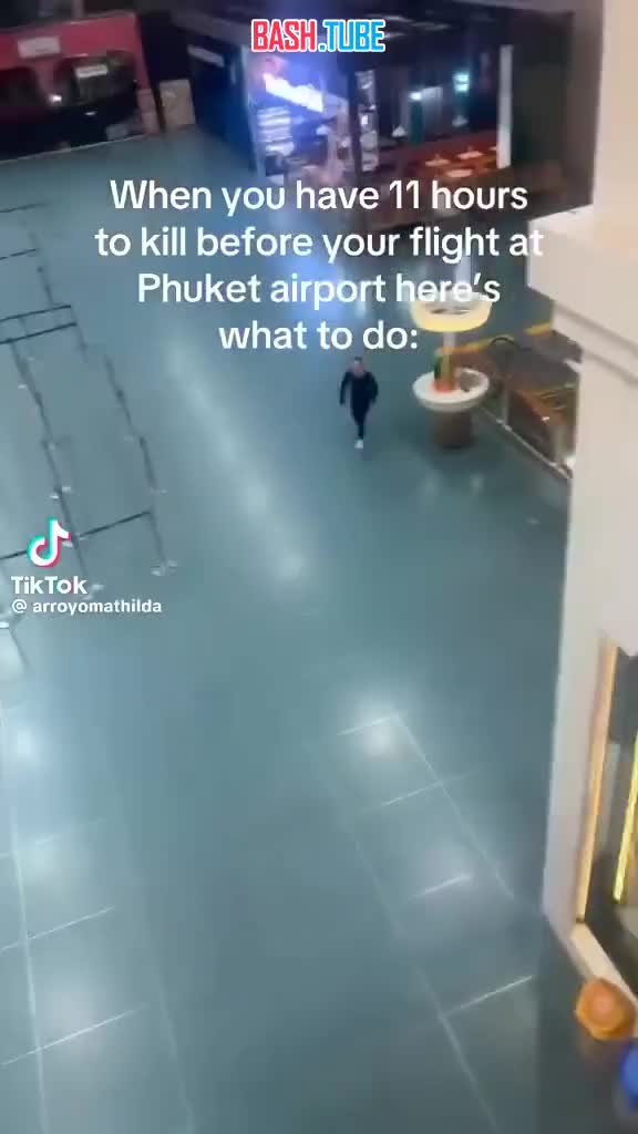  В Таиланде группа туристов решила развлечься и угнала уборочную машину аэропорта
