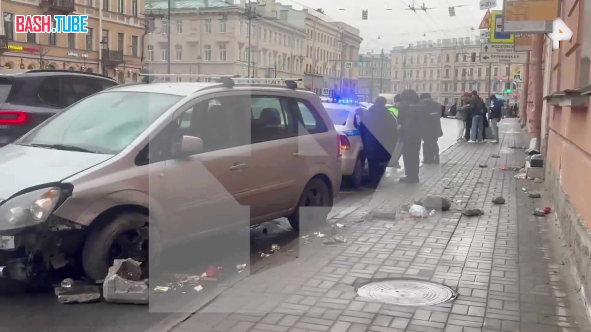  Машина выехала на тротуар и сбила трех человек в центре Петербурга, сообщил РЕН ТВ