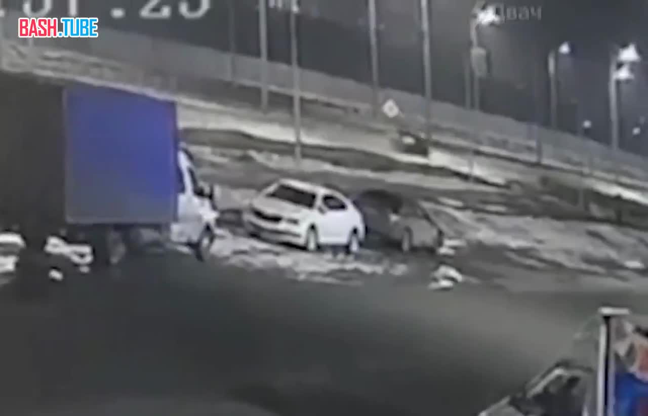  BMW разорвало на две части при столкновении со столбом на трассе в Оренбурге