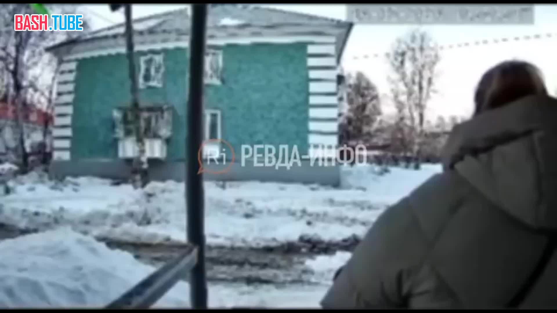  Появилось видео инцидента в Ревде, где снег рухнул на маленькую девочку