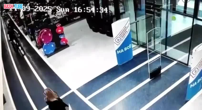  Мужчина угнал велосипед прямо из магазина в Питере