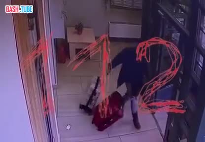  Кадры с места убийства в Красногорске и видео, как стриптизёр выносит расчленённое тело своей девушки в чемоданах