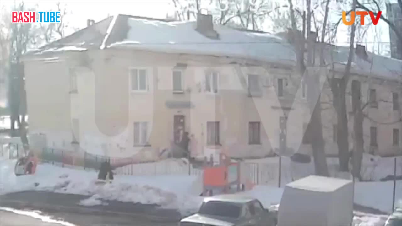  Глыба льда рухнула на мужчину в Уфе. Пострадавшего госпитализировали