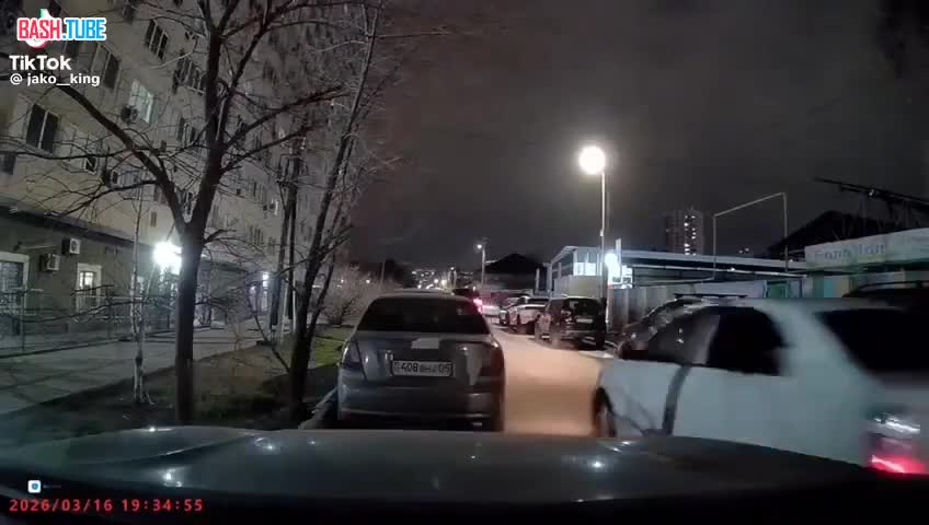  В Казахстане гаишник догнал байкера, но забыл поставить машину на ручник