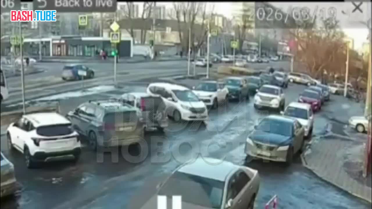  В Красноярске 13-летняя девочка поскользнулась и залетела под машину