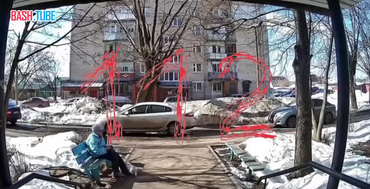  Глыба льда чуть не прибила женщину, сидящую на лавочке в Нижегородской области