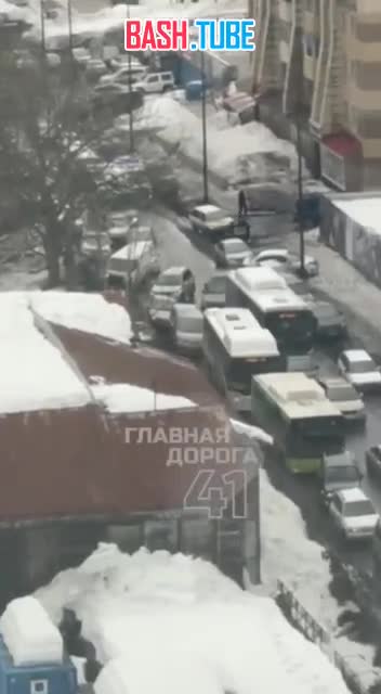  В Петропавловске-Камчатском скорая помощь не могла проехать минут десять, мешали напаркованные машины
