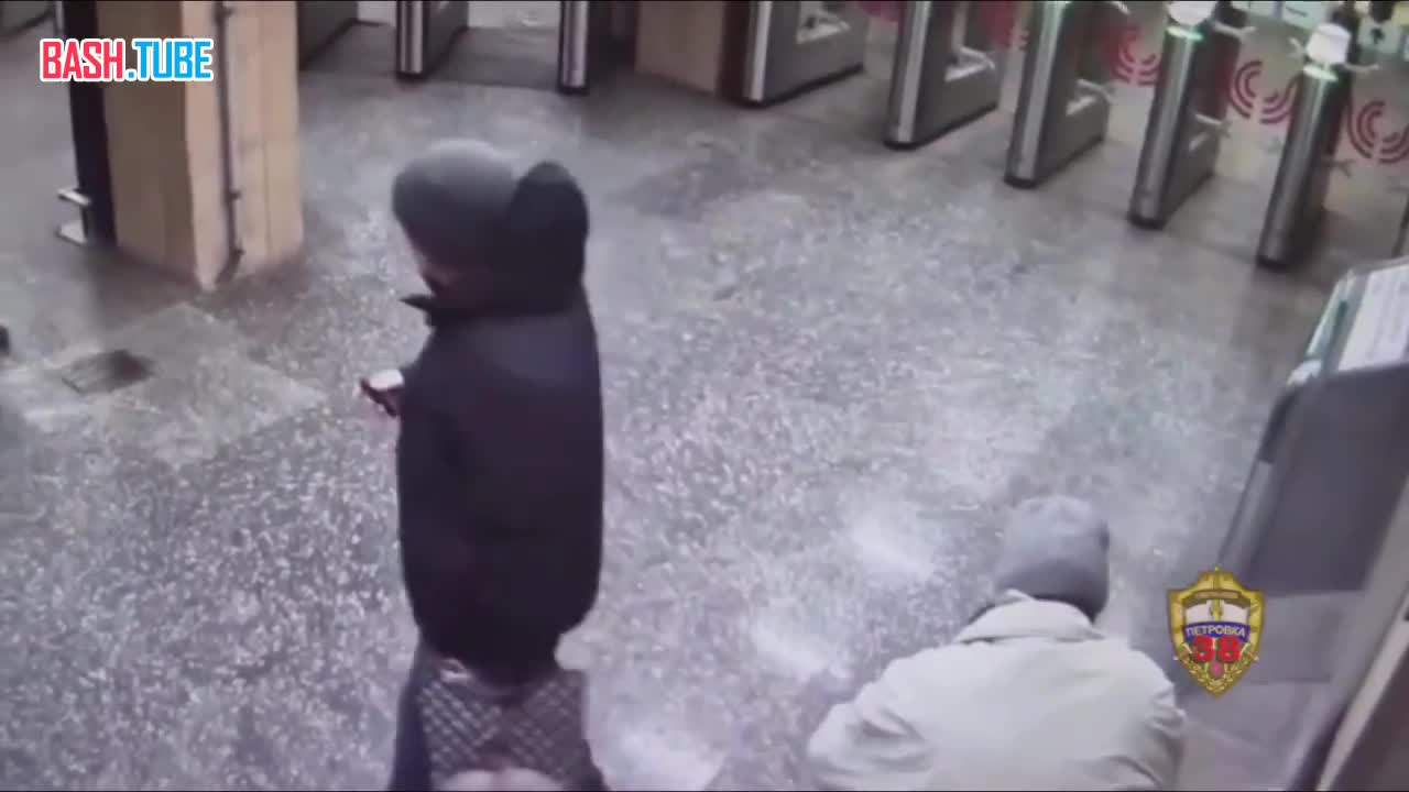 В вестибюле станции метро «Черкизовская» пенсионер усердно раскладывал газеты