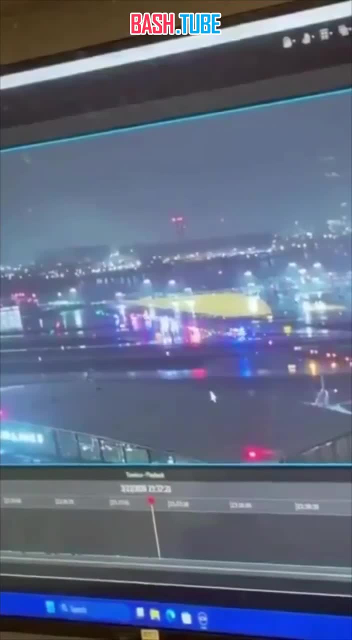  Появилось видео столкновения авиалайнера с пожарной машиной в аэропорту Нью-Йорка