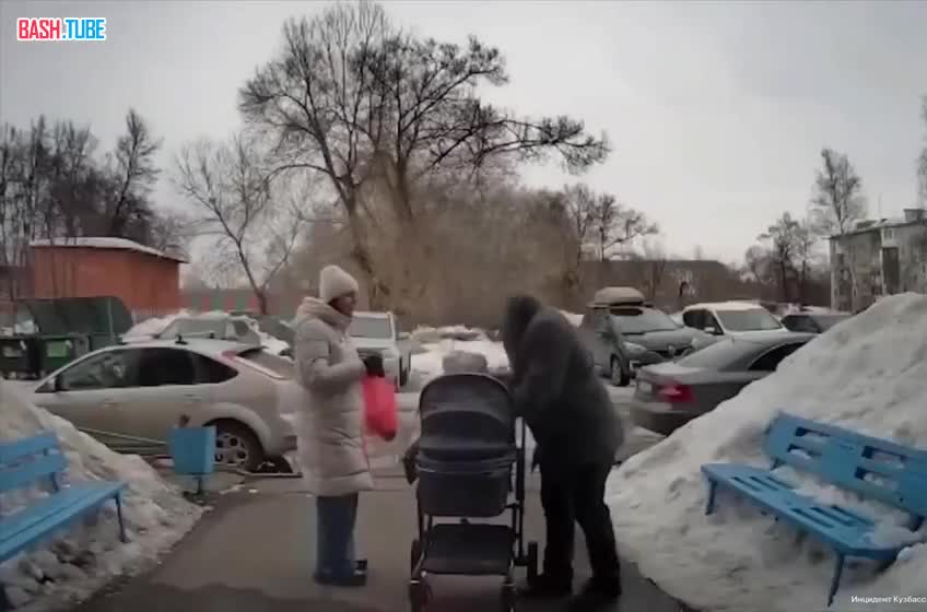  В Кемерово глыба льда чуть не убила отца с маленькой дочерью у подъезда