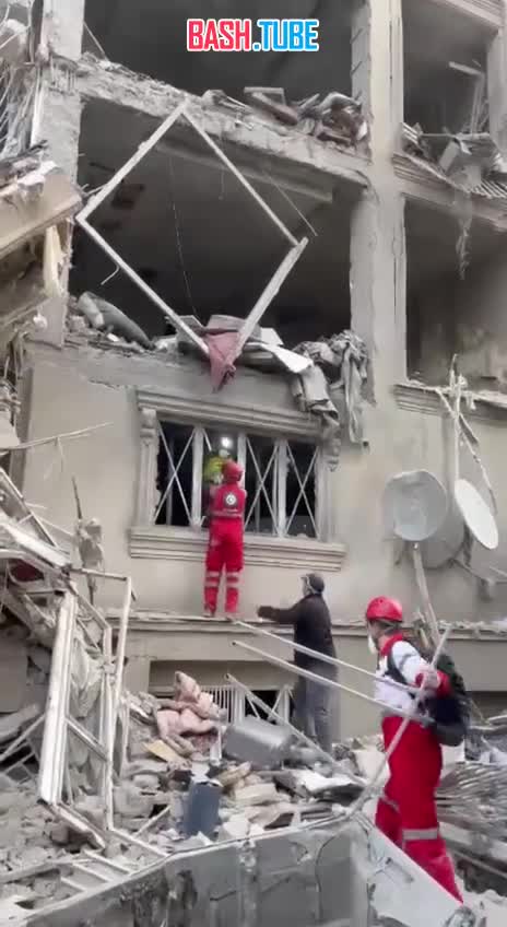  На видео момент спасения ребёнка вместе с его отцом после авиаударов США и Израиля по зданиям в Тегеране