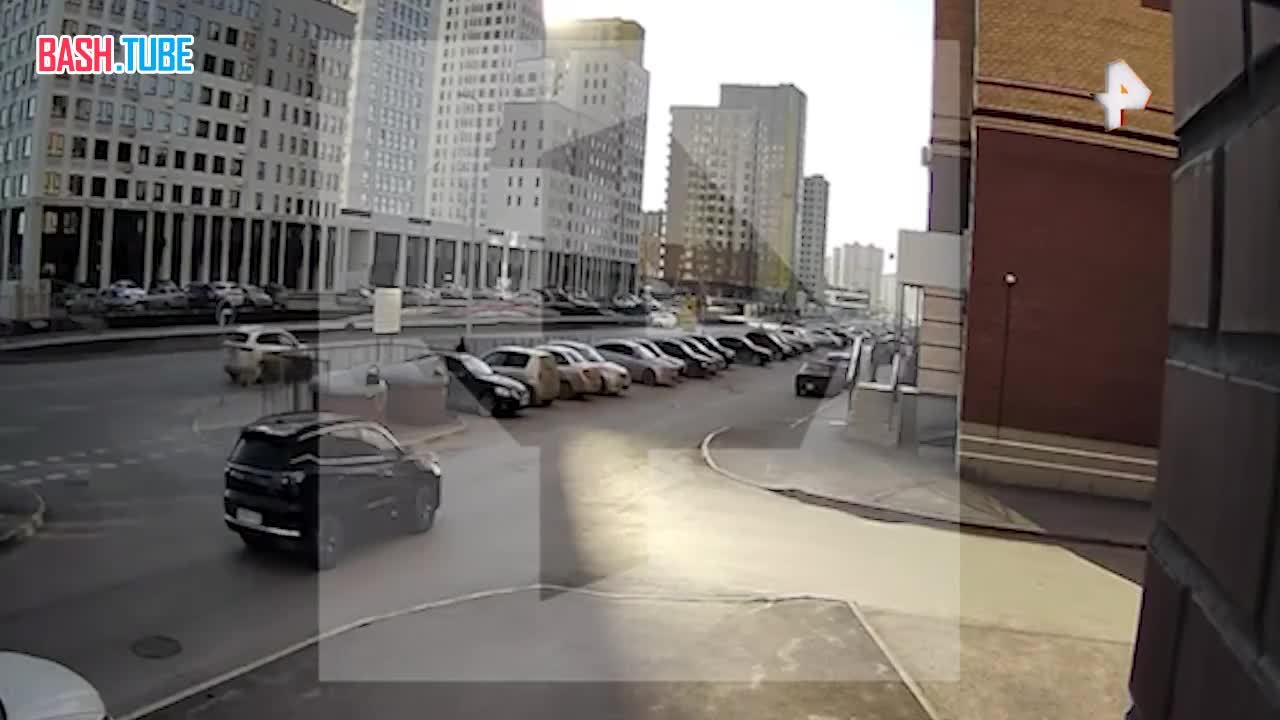  Иномарка протаранила припаркованные автомобили на улице Тимофея Кармацкого в Тюмени