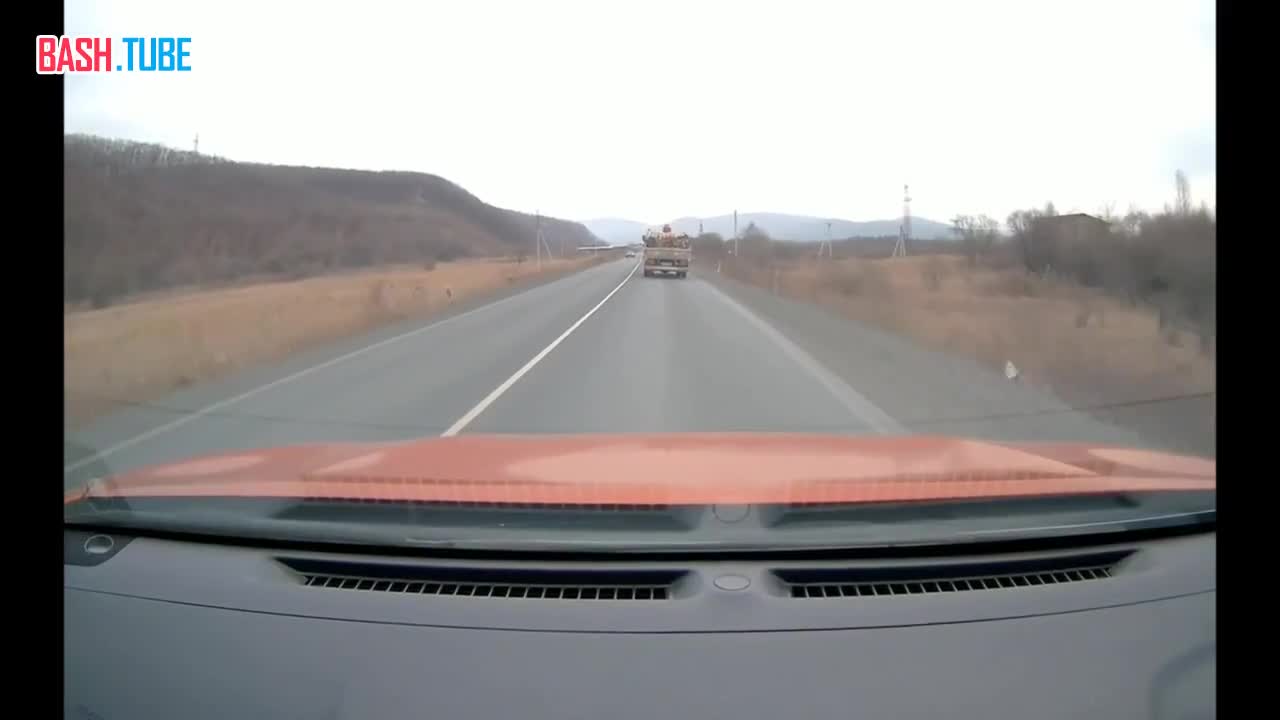  В Приморье на трассе у легенды японского автопрома Mark ll на полном ходу отвалился капот и улетел в небо