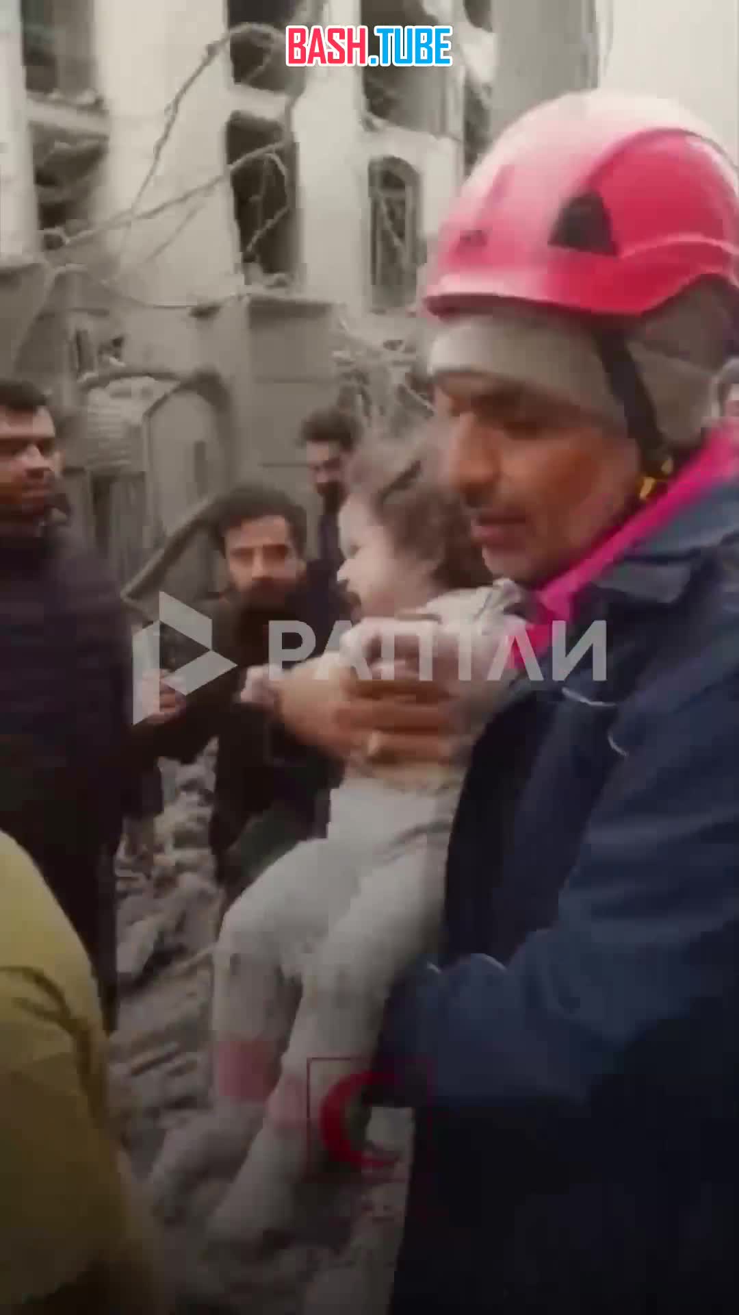  В Тегеране спасатели достали из-под завалов разбомбленного дома живого ребенка