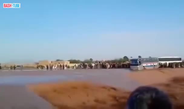  Автобус с пассажирами перевернулся под давлением потока воды, вызванным потопами в Афганистане