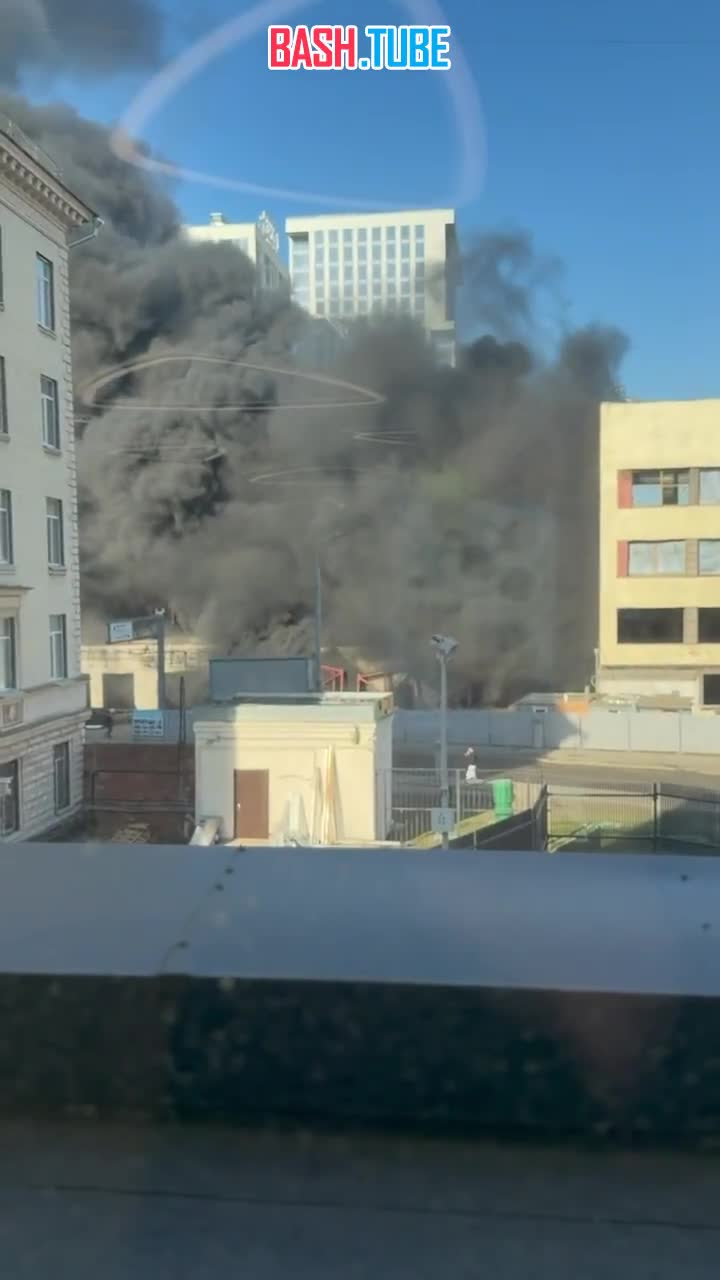  Пожар в районе ЗИЛ на Автозаводской. Виден густой чёрный дым