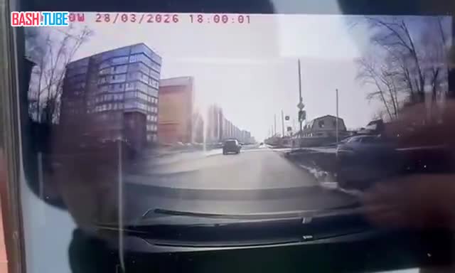  В Омске автомобиль вылетел на тротуар и сбил двух 14-летних школьниц