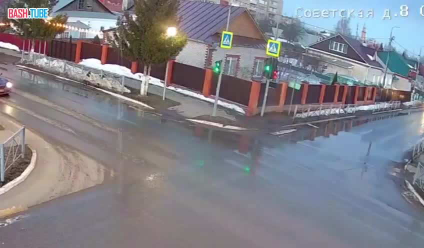  Легковушка влетела в карету скорой помощи в Менделеевске