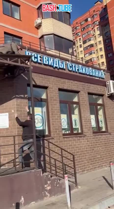  В подмосковных Люберцах прохожие спасли младенца, который выпал из окна и упал на козырек подъезда