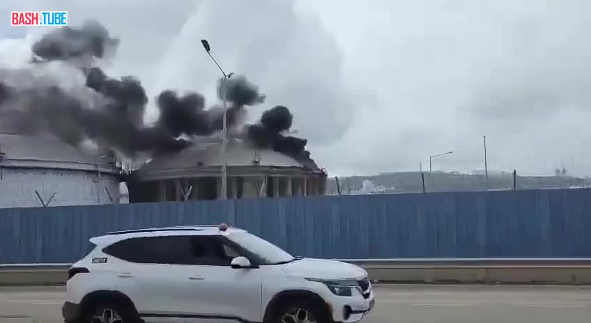  Над территорией крупнейшего НПЗ Израиля в Хайфе поднимается дым после прилёта иранских ракет