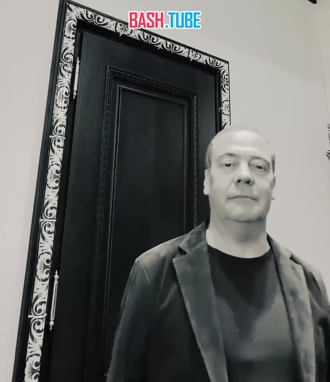  Так смешно смотреть, как зелёное насекомое скачет по странам залива и предлагает защиту от дронов