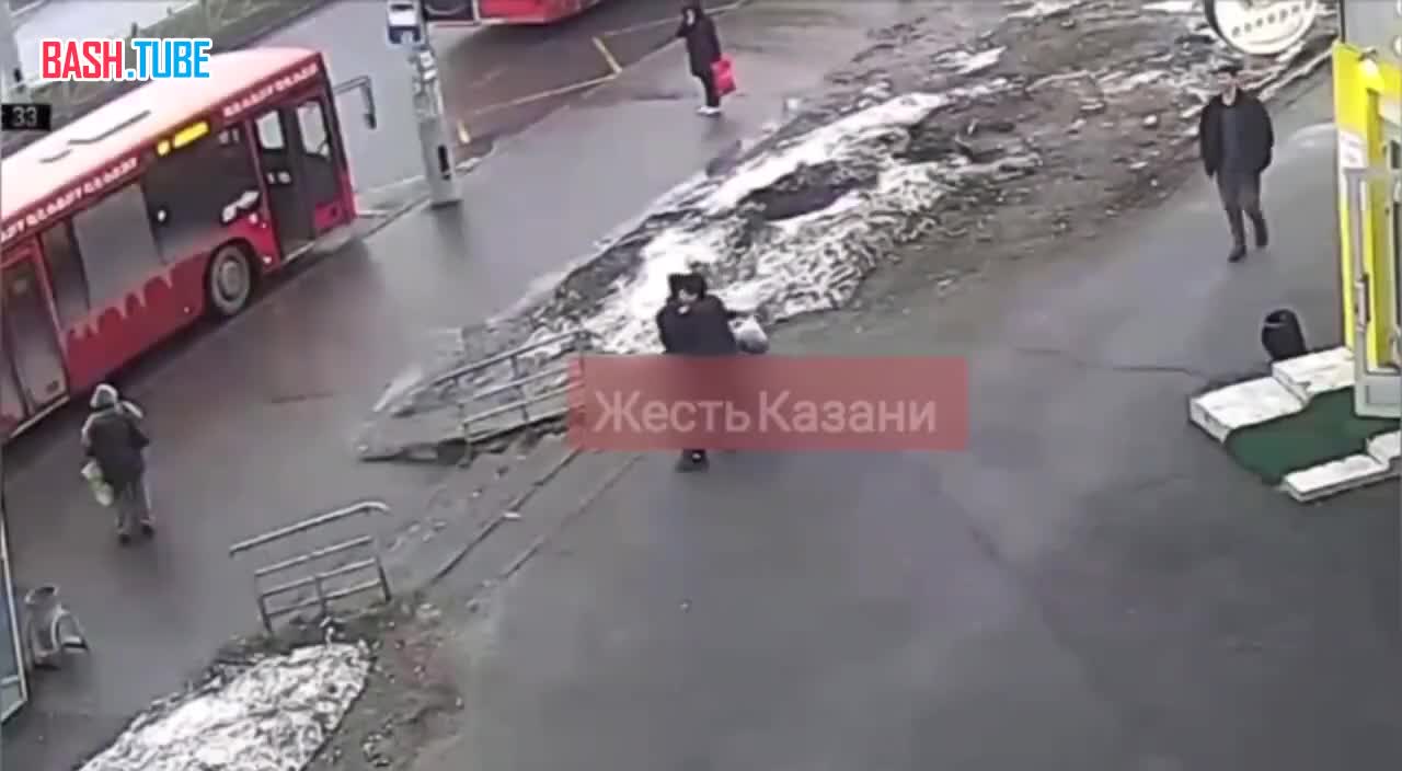  В Казани парень вырубил девушку на остановке и убежал