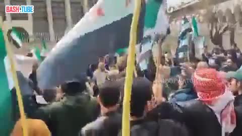  Антиизраильские протестующие штурмовали посольство ОАЭ в Дамаске и сняли флаг ОАЭ