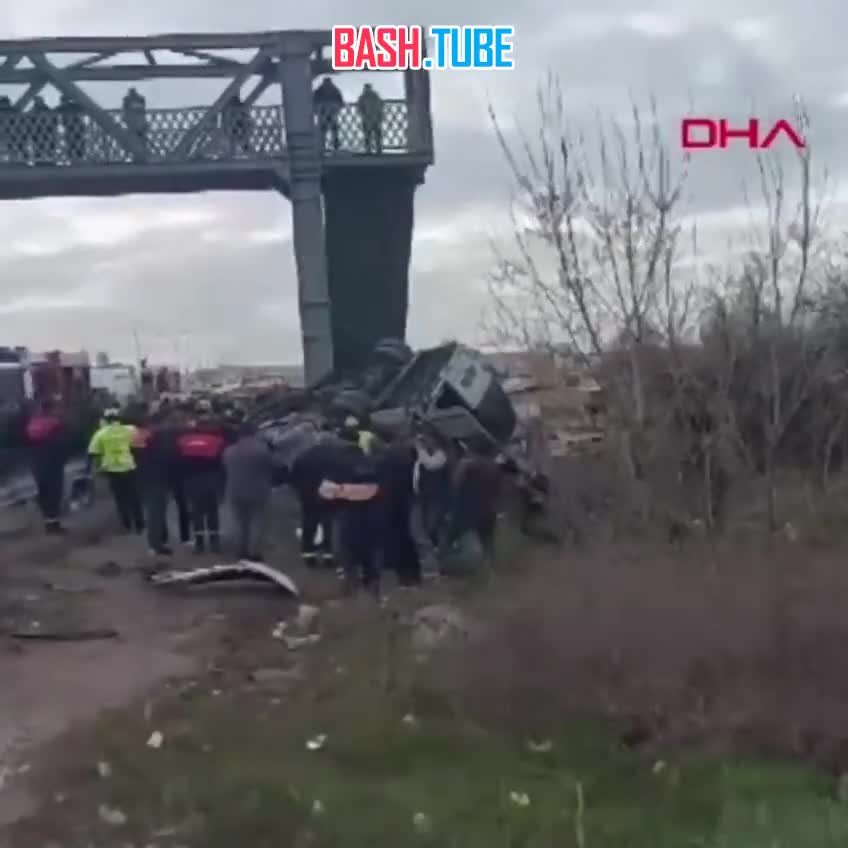  Автобус влетел в эстакаду и перевернулся в Турции - четыре человека погибли, еще 13 получили ранения