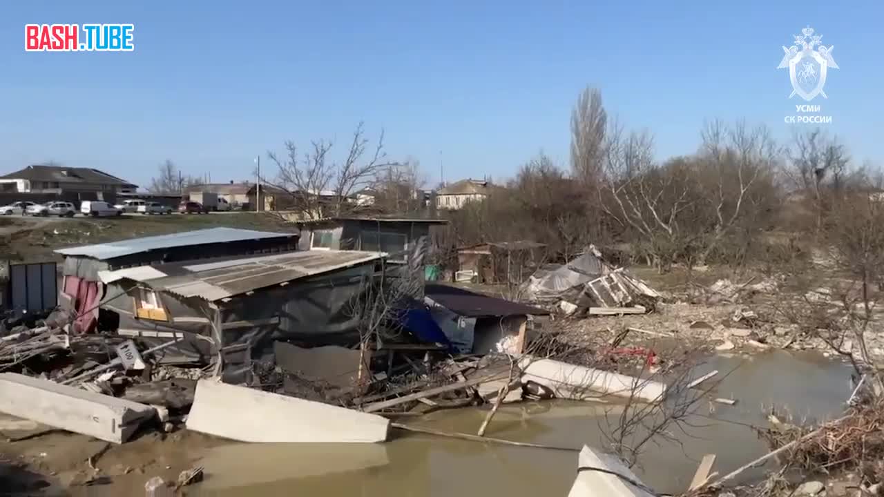  Две машины затопило во время попытки уехать от наводнения в Дагестане