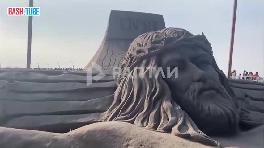  Гигантскую песчаную скульптуру распятого Иисуса создали на пляже в Перу