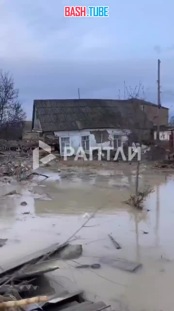  Утро в Мамедкале: разрушенные дома, перевернутые тракторы и повсюду вода