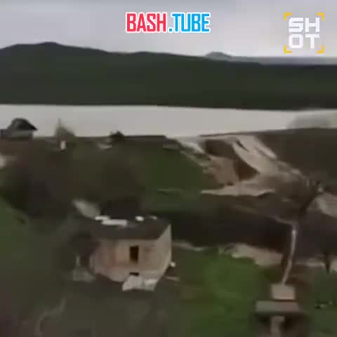  Момент прорыва дамбы на Геджухском водохранилище в Дагестане