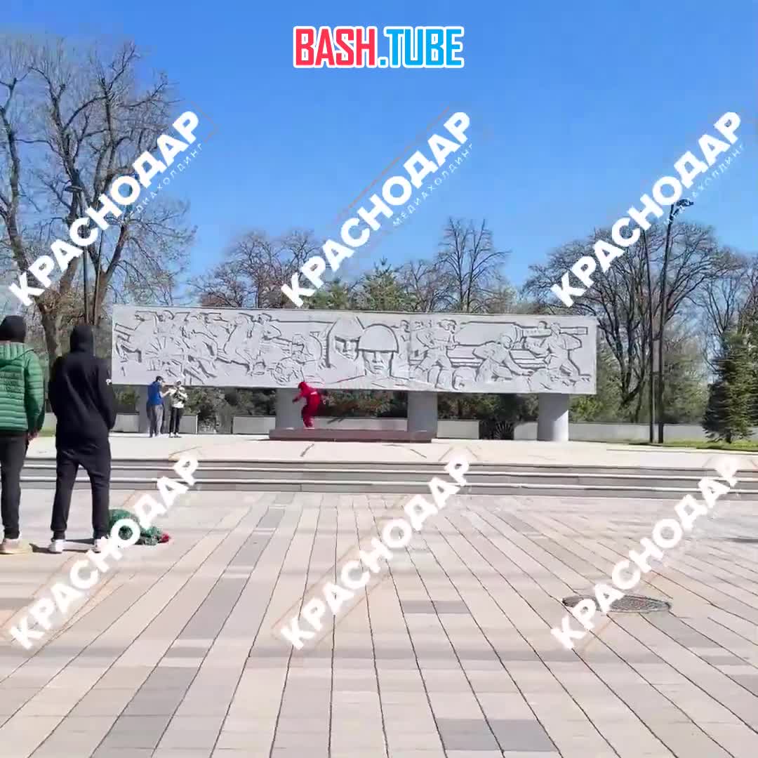  Подростки прыгали через Вечный огонь в Краснодарском крае